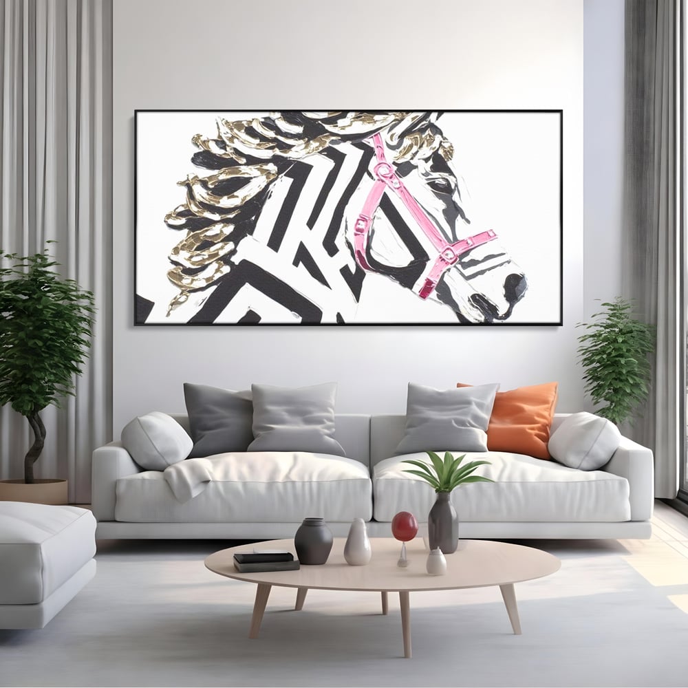 Tablou canvas cu tablou canvas cu cap de armasar, in rama de aluminiu negru, pe perete intr-un living